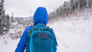 女人爬上白雪覆盖的山上，转过身来，微笑着向某人挥手。 <strong>晴朗晴朗</strong>的霜冻天气